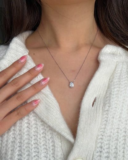 Collier de pétales captifs