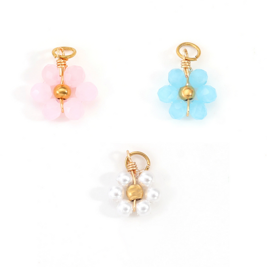 Charms de fleurs blanches de divinité